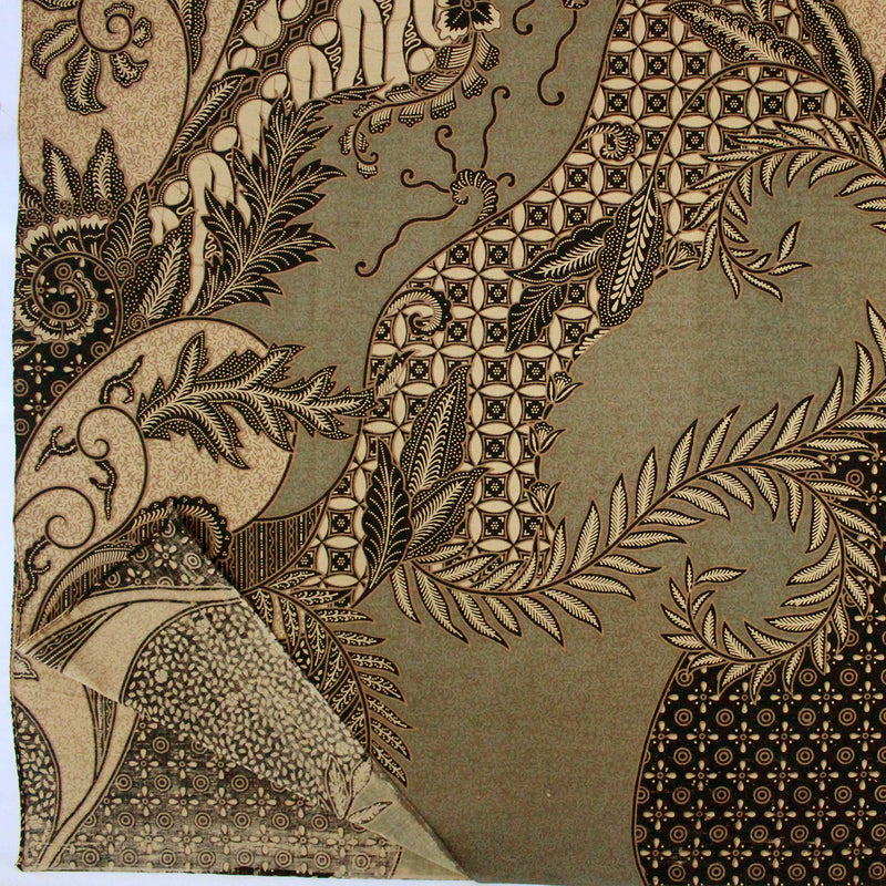 バティック 生地 インドネシア ジャワ更紗 植物とパラン柄のコンビネーションモチーフ ペールグリーン